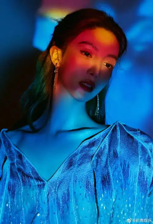 金晨繁花妆#金晨元宵节营业照9615,美若繁花,彩裙闪亮,姐你也太