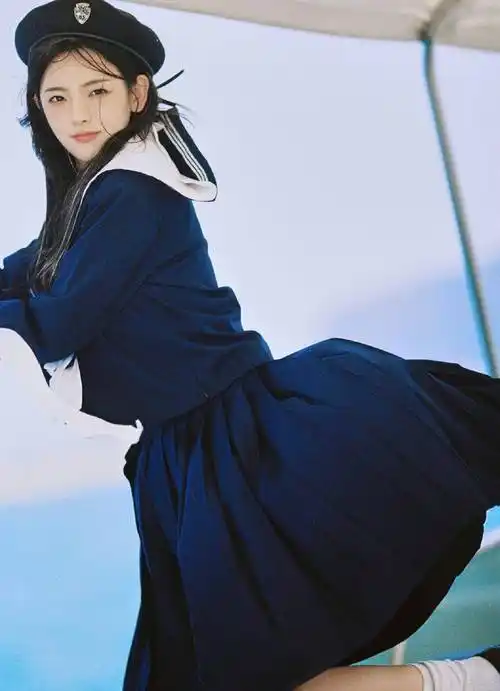 原创杨超越晒夏日海边写真穿水手服俏皮可爱实力演绎美少女