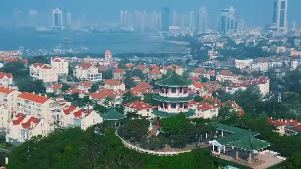 小鱼山公园:镶嵌在滨海风景线上的一颗明珠