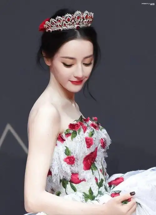 240216 迪丽热巴星光大赏绽放公主风采,仙气长存人心!