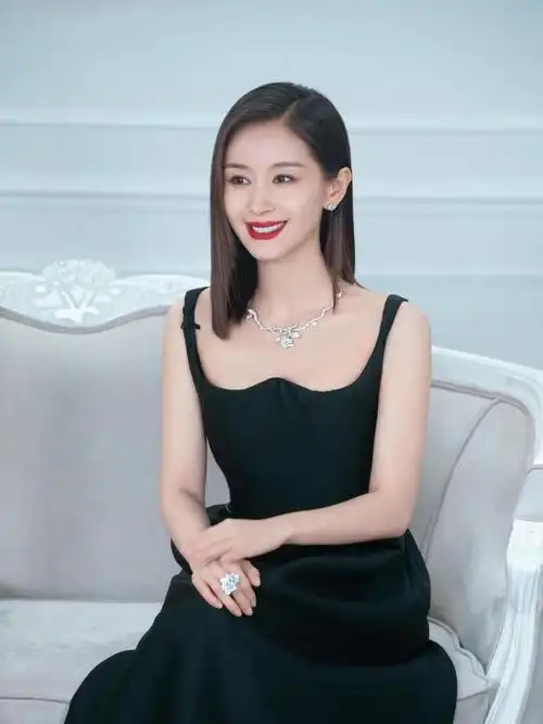 王子文真的好会穿,一身浅灰针织裙文艺高级,身姿卓越气质太好