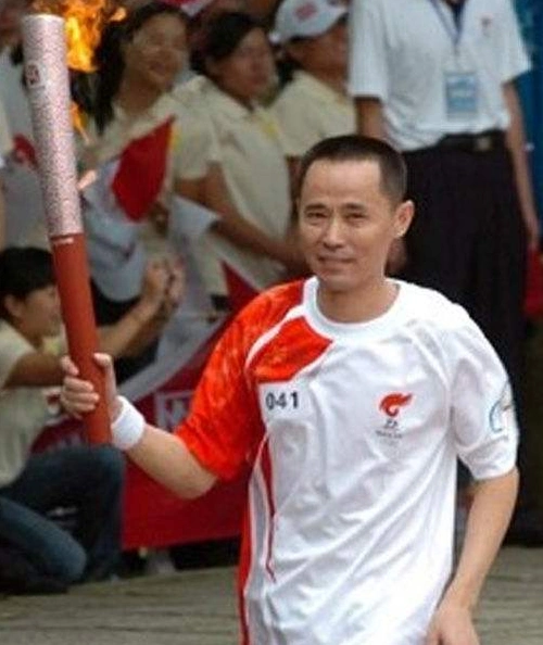 身家400亿,染指12位女星,一餐百万的刘汉,死前对妻子大哭:对不起