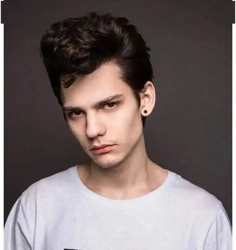 欧式发型低层次渐变很有男人味的一款发型只要你选对了发型绝对会有种