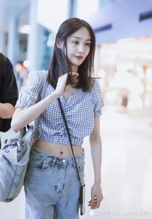 郑爽机场素颜照被曝光a4腰抢镜又瘦又美