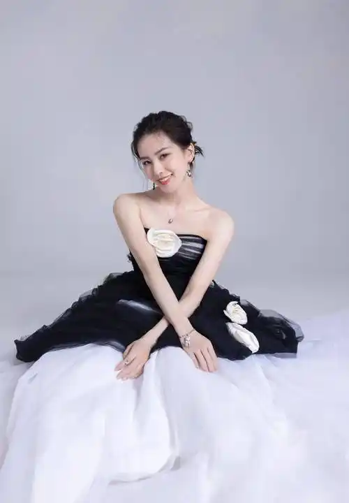 刘诗诗真不愧是气质美人,一袭花朵抹胸蓬蓬裙,优雅又高级_造型_设计