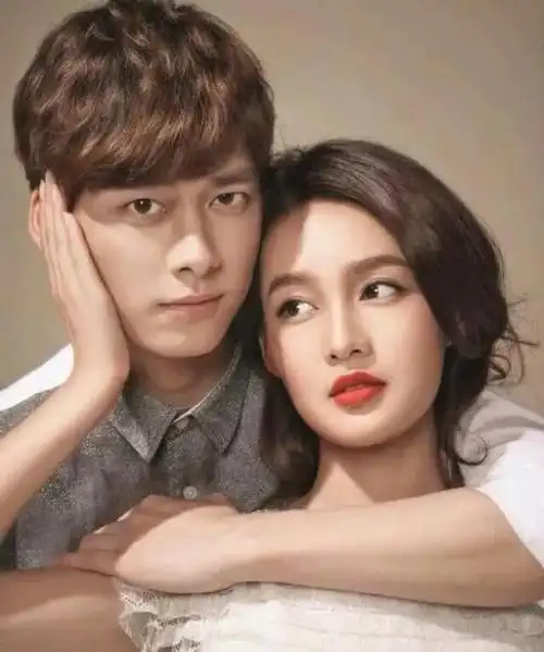 李易峰最新恋情疑曝光:当街喂吃烧烤摸头发,没想到女朋友是她