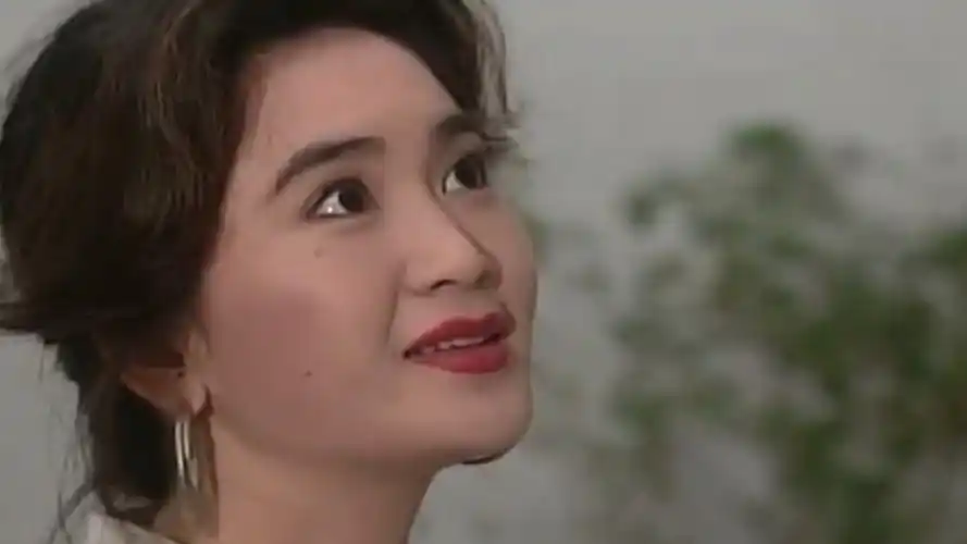 年轻时期的温碧霞大波浪配齐肩裙网友直呼血槽已空