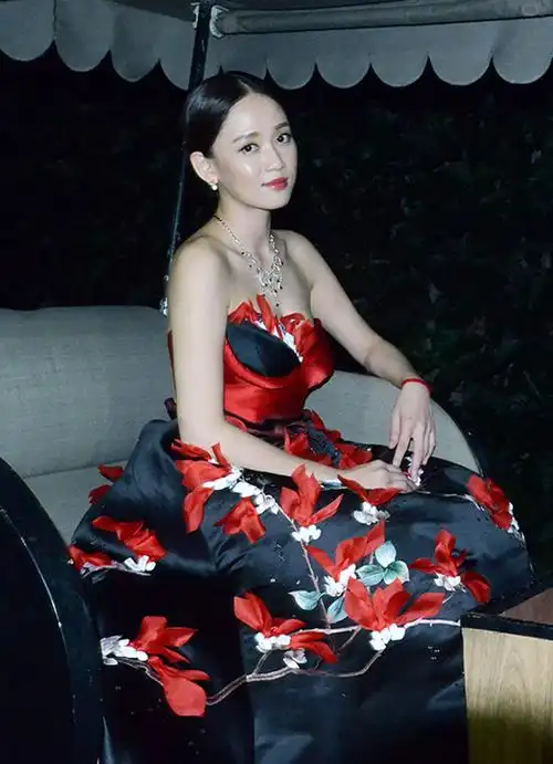 陈乔恩百万高级定制皇家礼服 惊艳亮相颐和园