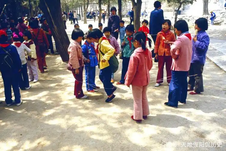 回忆里的80年代:图2街上的自行车和大巴,图6女娘们在跳橡皮筋