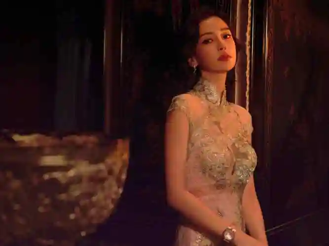 国外走红毯,上围暴涨身材变圆润,被质疑模仿范冰冰_中国_旗袍_国际