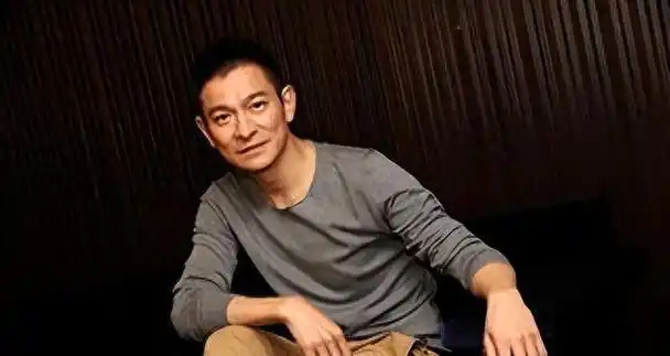 在1999年的时候,刘德华就作为唯一的一个明星,登上了《人民日报》的