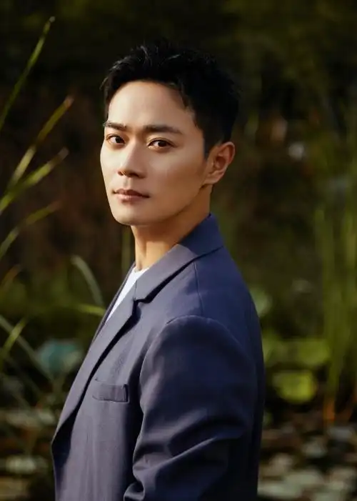 曹骏曝光初秋暖夕写真 舒适惬意氛围彰显正气本色