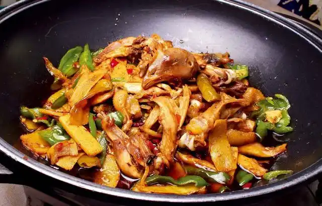 湖南湘菜:青椒姜母砂锅鸡,私房菜做法,酒店特色菜