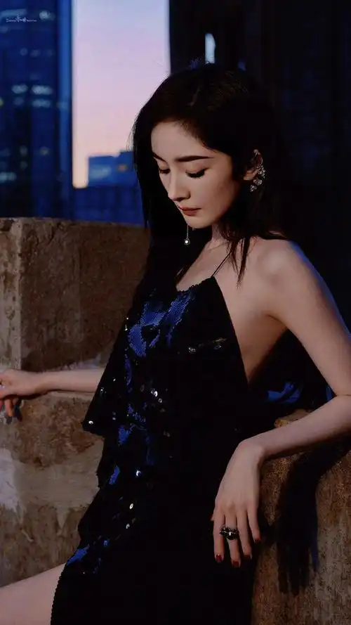 杨幂|一袭亮片小黑裙,如同暗夜精灵一般,在星河中表演着华丽舞蹈