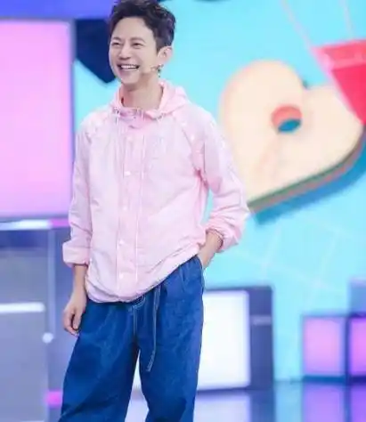 45岁何炅装嫩,把自己p成小时候,看到照片后,萌翻天_模样_魅力_节目