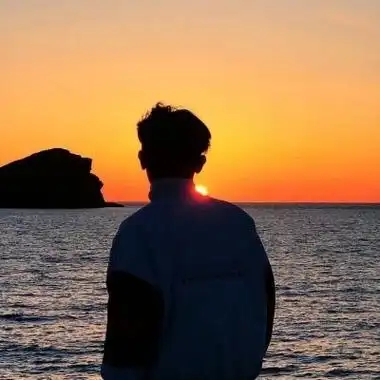 帅气男生头像高清图片要相信前方有阳光等着你