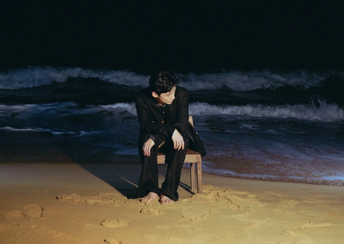 白敬亭被玩坏了最新海边大片的脚丫被制成表情包粉丝太损了