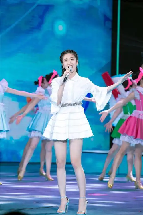五四晚会张雪迎高腰衬衣白裙青春亮相腿细白