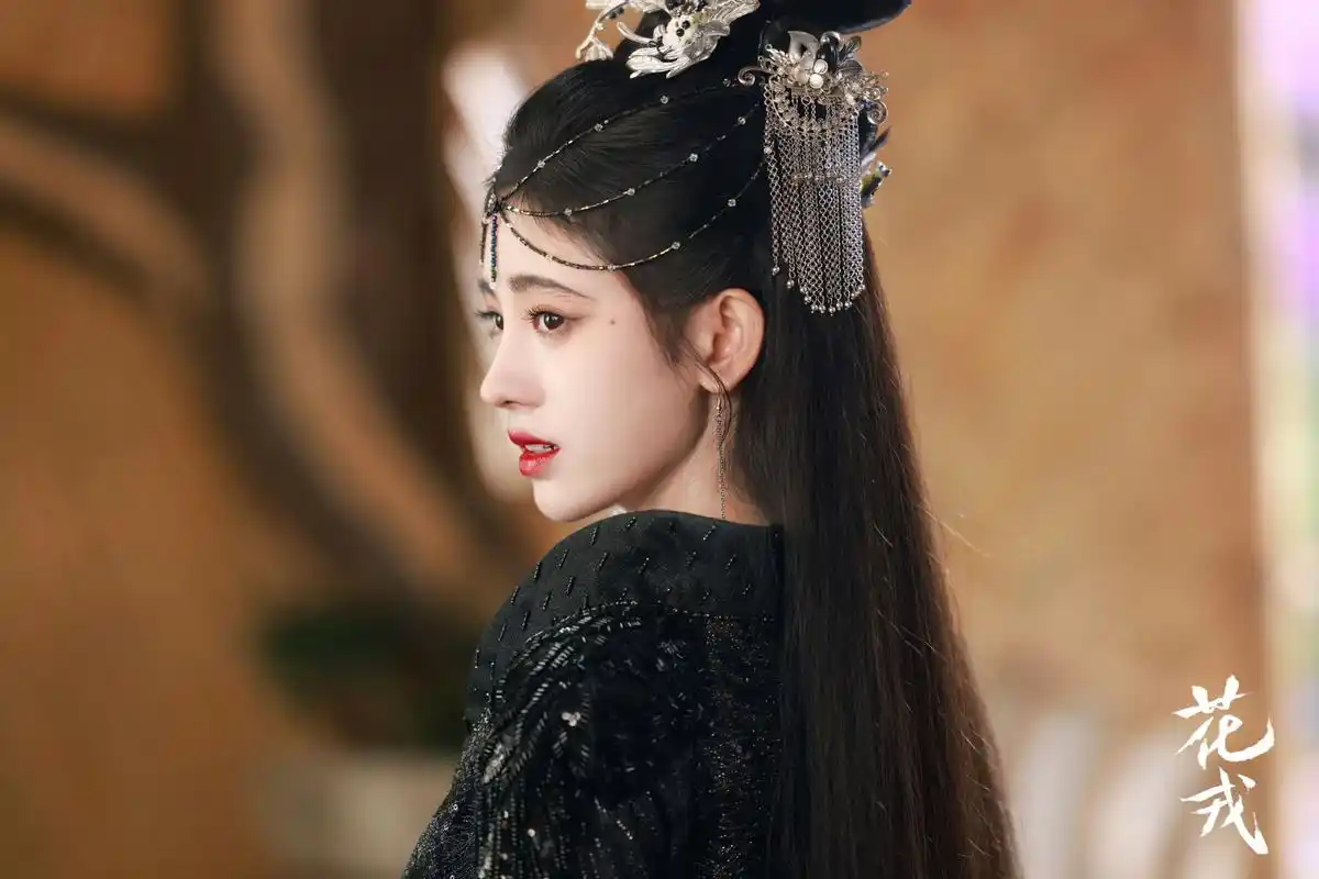 花戎# 魔后@鞠婧祎 即将上线,新的篇章要怎么续写呢[三哈]~今晚19:00