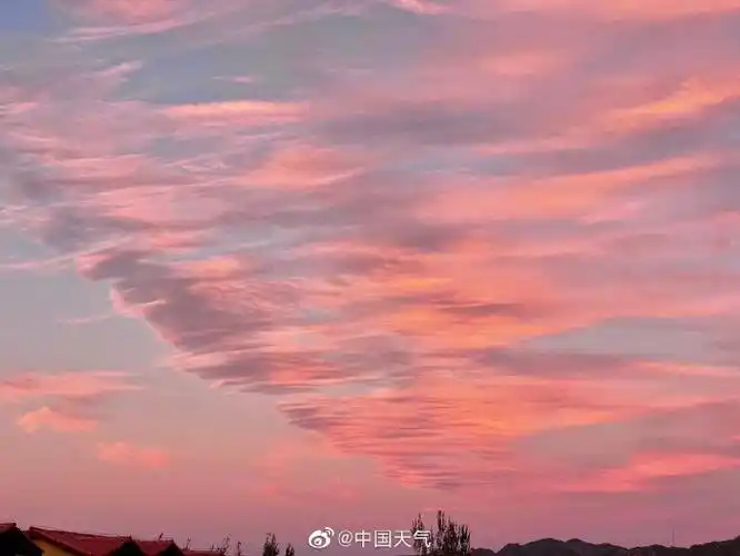 晚霞装扮天空告别昨天. 来自中国天气 - 微博