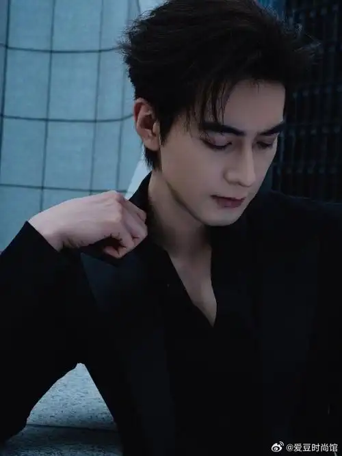 这气质真的没谁了,内娱男明星都按这个标准卷起来好吗?