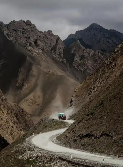 全线经过的大部份地段为无人区