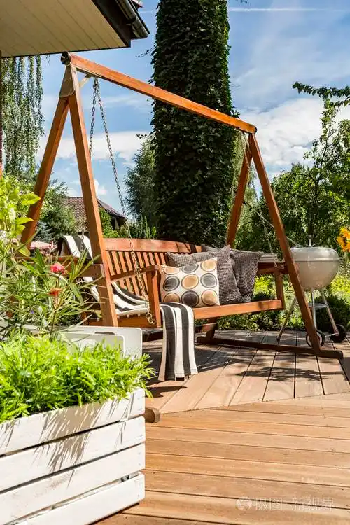 别墅庭院与木制花园秋千照片-正版商用图片1rqzwf-摄图新视界