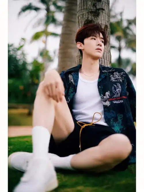 白敬亭白衬衣小白鞋白袜