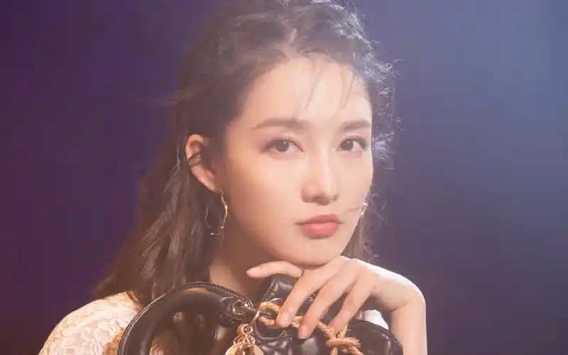 李沁清新温婉写真图片桌面壁纸