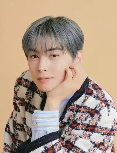 有种"整容"叫车银优换发色,黑发换成海洋蓝后,丑到网友认不出