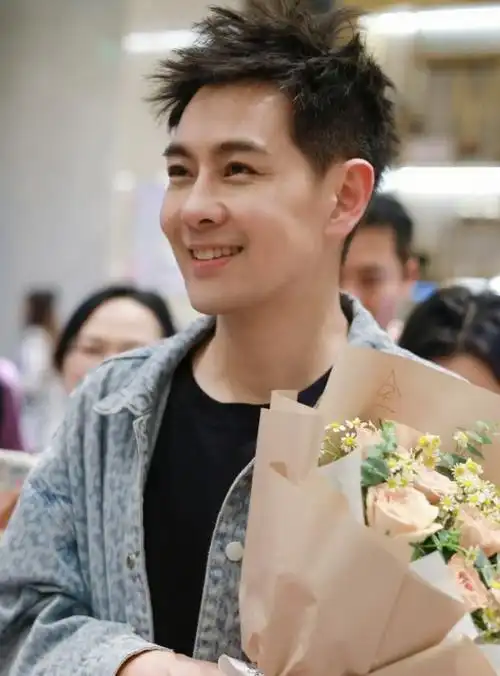 林志颖脚踩白色运动鞋,身材显得很苗条,他留着酷酷的短发,感觉越来越