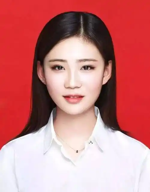 女生起床之后是会有水肿现象的,因此早上可能并不是去拍证件照的最好