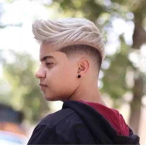 有点苦酷的男生发型