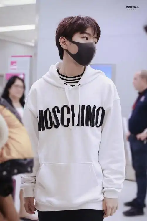 王俊凯穿白色卫衣干净清爽 口罩遮面帅气难掩