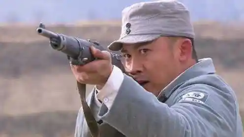 革命人永远年轻:鬼子坚守不出,神枪手朝天放枪,下秒再爆鬼子头