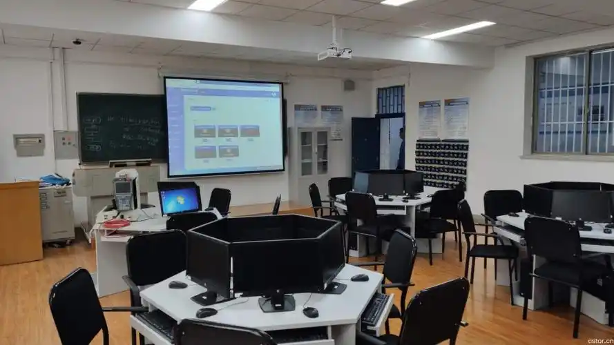 周日都排满了课云创大数据建设的大数据实验室深受师生欢迎