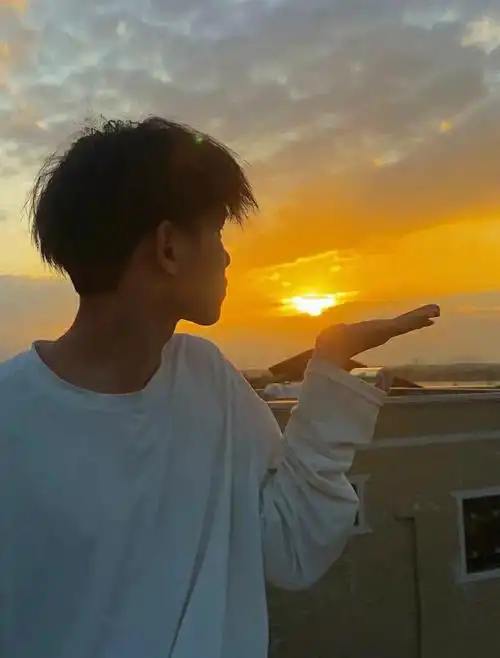 亲吻晚霞,与晚霞相拥.陪伴你最后的每一刻!都很"romantic"#男生头像