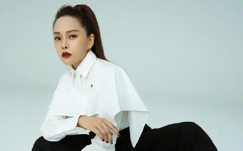 伊能静成熟魅力写真桌面壁纸