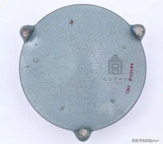 东方绝色/旦月阁珍藏宋汝窑淡天青釉弦纹三足樽式炉_中国_瓷器_釉面