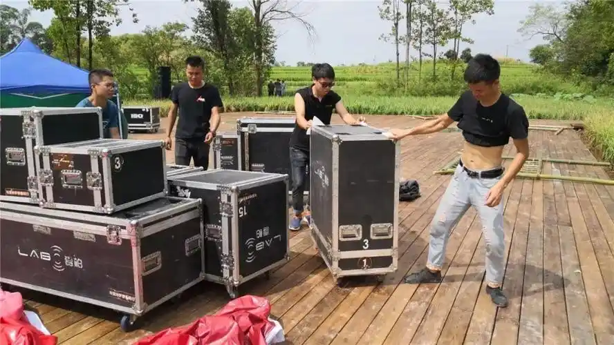 仪式筹备现场,头顶烈日的工人们正为呈现独一无二的"金秋盛景"忙碌着