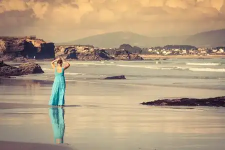 漫步在沙滩上西班牙的女孩照片