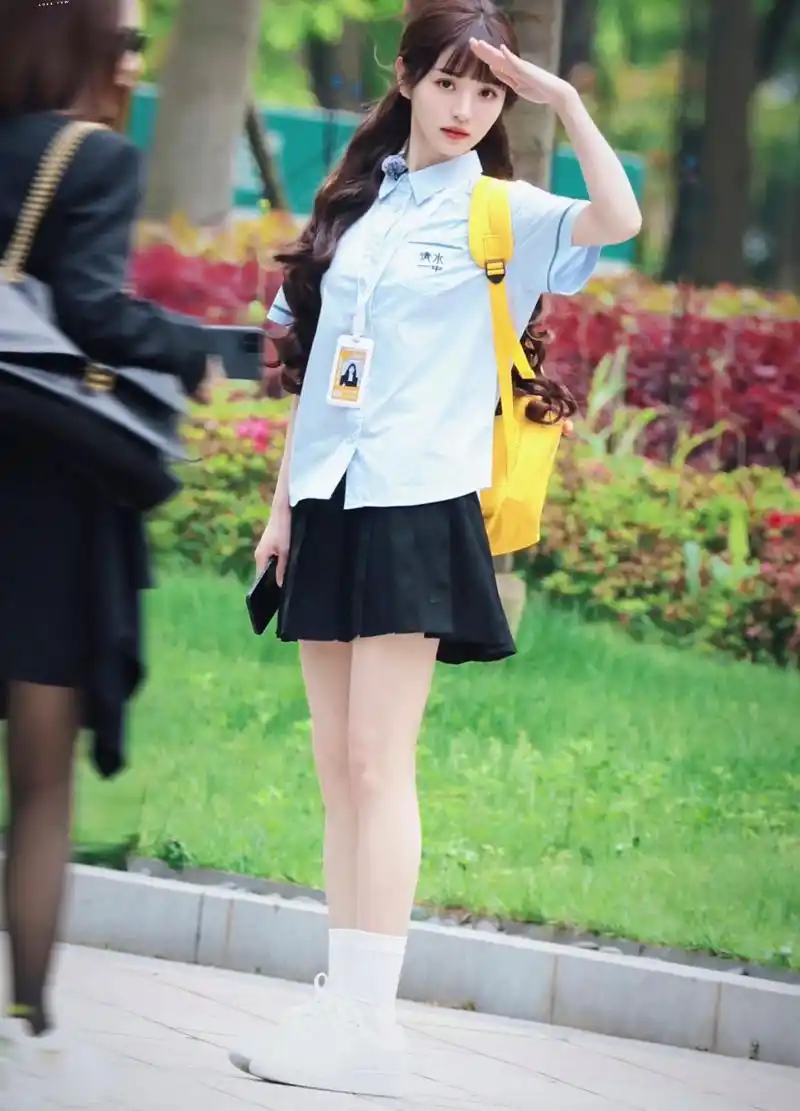 田曦薇穿校服回归校园,妥妥的校花
