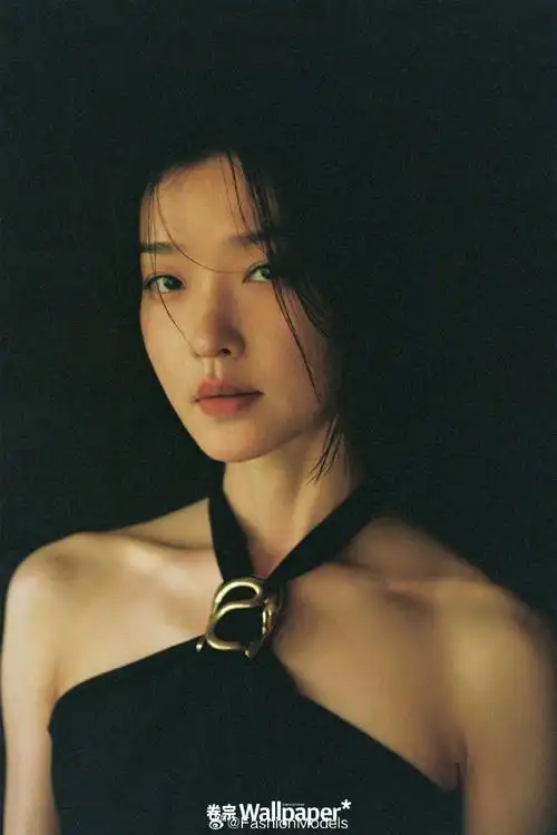 超模,演员#杜鹃#登上《wallpaper*卷宗》三月刊封面,杂志特别选择了一