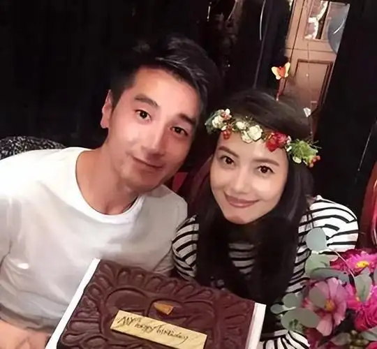 高圆圆勾着老公脖子隔口罩与赵又廷亲吻身旁女儿见惯了很淡定