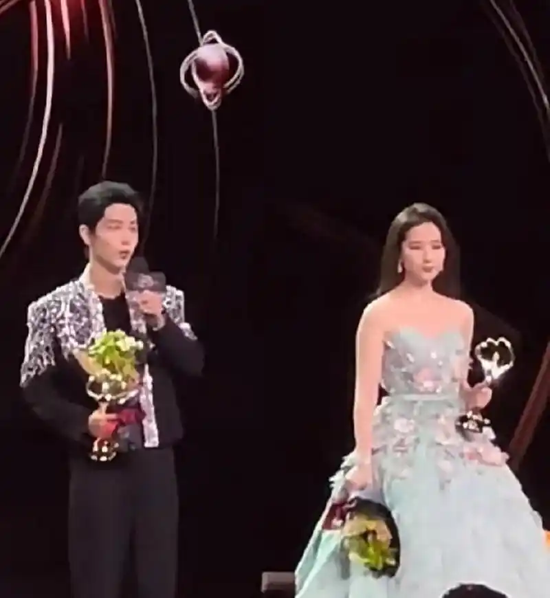 肖战和刘亦菲同台领奖,最爱的两位终于等到同框了,肖战穿和刘亦菲同