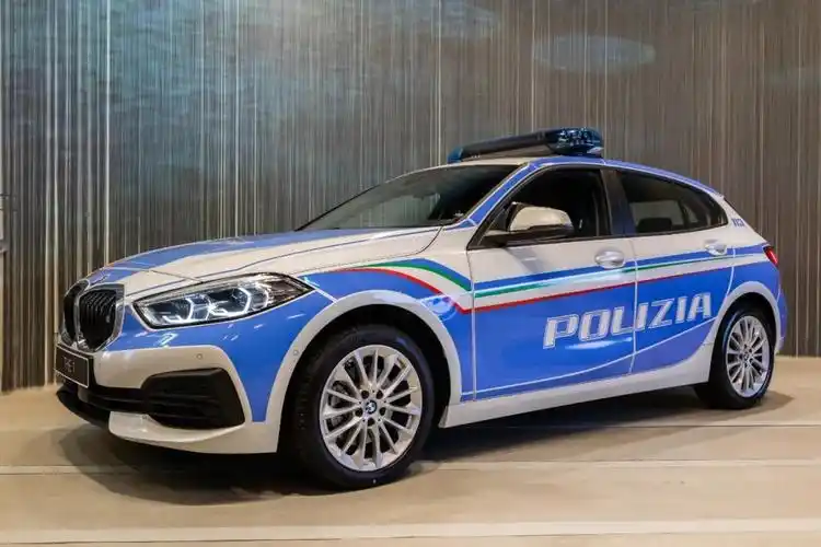全新宝马1系警车更在车漆上采用了代表意大利警方和宪兵队的多色涂装.