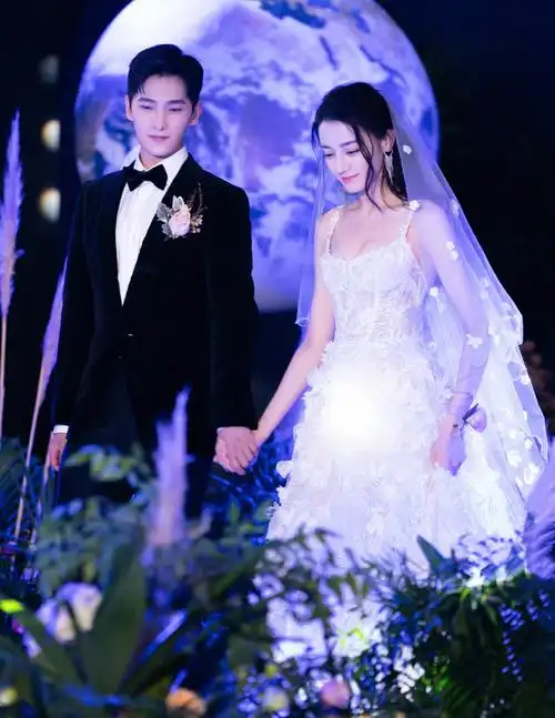 《荣耀》收官,迪丽热巴谈三次演女明星,发文告别与杨洋夫唱妇随