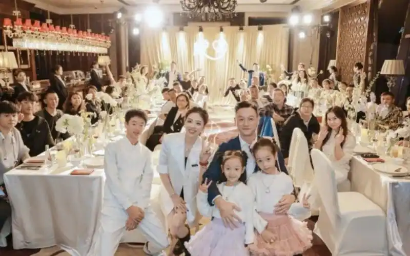 杨威夫妇庆祝结婚15周年 一家五口幸福温馨