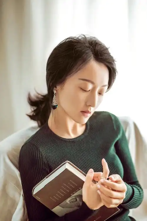 何晴冬日知性写真曝光 优雅娴静气质卓群