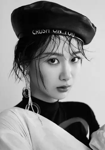 杨紫时尚年夜 片亮相,贝雷帽搭配小皮衣霸气十足,湿发造型又酷又帅